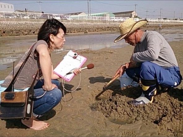 1990年代、ラジオレポーター取材時の記録写真(グレースケール加工)
