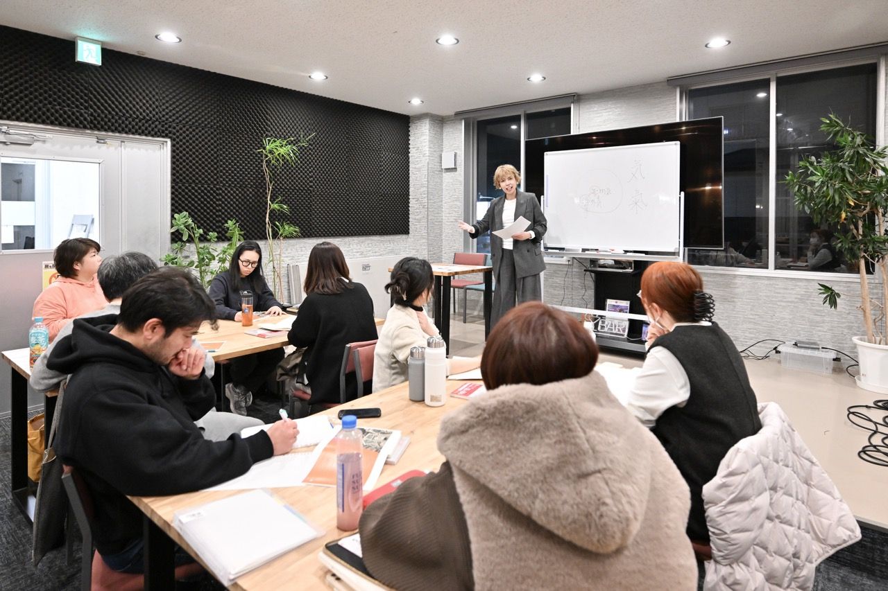 研修会場で、参加者を前に九星氣学についてホワイトボードで説明する山下亜紀の写真
