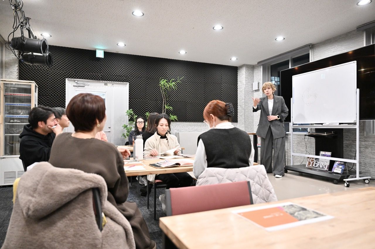 花咲き戦略会議で、ホワイトボードを使い会員に説明する山下亜紀の写真